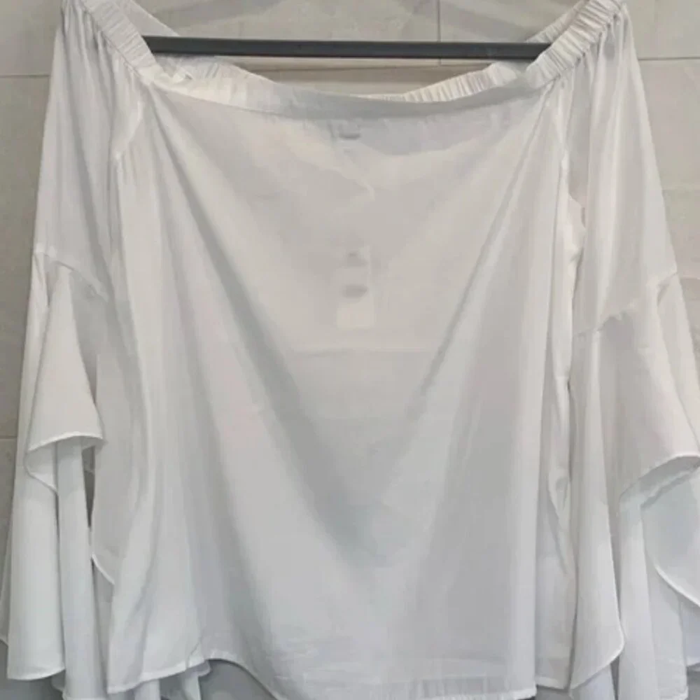 Express NWT Women's White Flowy Top! - Picture 2 of 3